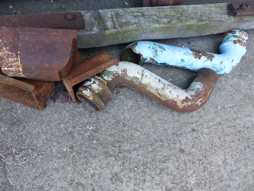 A PAIR OF VINTAGE AXLES, RAIN HOPPERS AND A WALL MOUNTED IRON HORSE HEAD. - Image 3 of 4