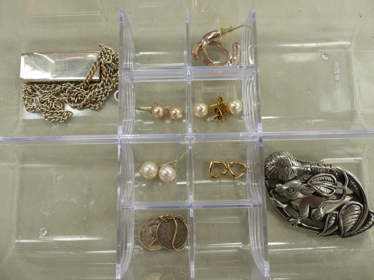 A COLLECTION OF JEWELLERY TO INCLUDE A SILVER VINTAGE CHARM BRACELET,A SILVER INGOT, BRACELETS, - Image 3 of 13