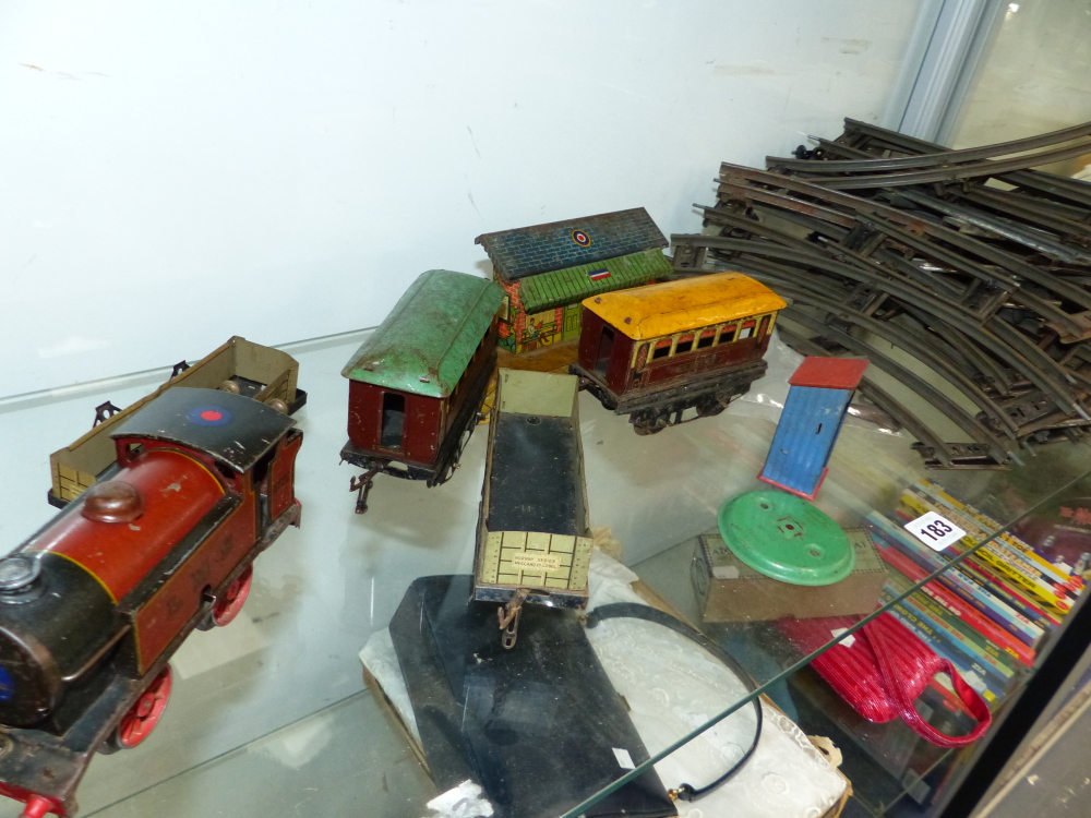 A VINTAGE CLOCK WORK O GAUGE RAILWAY SET.