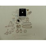 A QUANTITY OF SILVER JEWELLERY TO INCLUDE RINGS, PENDANTS, EARRINGS, A STONE SET BROOCH AND