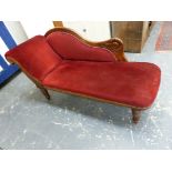 A VICTORIAN MAHOGANY SHOW FRAME CHAISE LOUNGE.