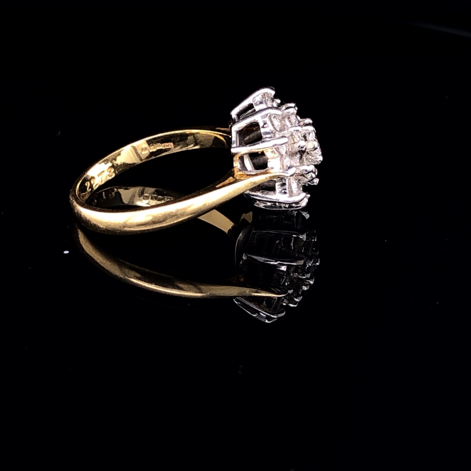 AN 18CT YELLOW GOLD AND TRIPLE TIER DIAMOND CLUSTER RING. SET WITH NINETEEN ROUND BRILLIANT CUT - Image 3 of 4