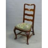 AN EARLY 18th C. MAHOGANY SIDE CHAIR, THE THREE WAVY BAR BACK ABOVE A NEEDLEWORK DROP IN SEAT AND