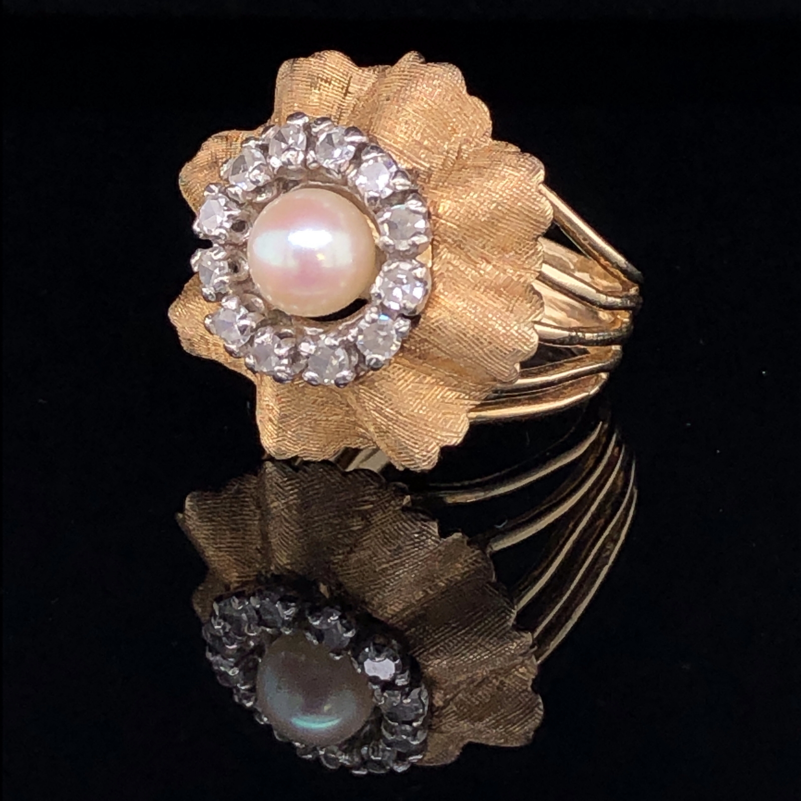 A 14ct GOLD PEARL AND DIAMOND VINTAGE RING. A SINGLE CULTURED PEARL SITS IN THE CENTRE OF A HALO - Image 3 of 7