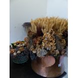 A COLLECTION OF GOOD DRIED FLOWER DISPLAYS, INCLUDING ONE IN COPPER HANDLED BUCKET (QTY).