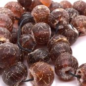 A ROW OF ANTIQUE IRREGULAR AMBER BEADS, POSSIBLY CHINESE. APPROX SIZE OF LARGEST BEAD 17.5mm, LENGTH