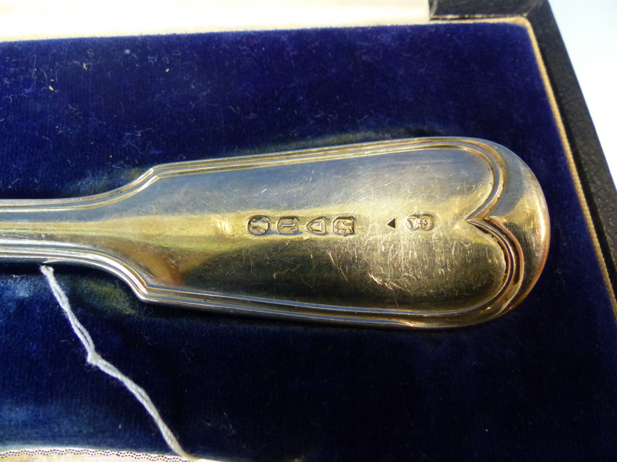 TWO VICTORIAN HALLMARKED SILVER FISH SERVERS CASED TOGETHER DATED 1872- AND 1887. WEIGHT 343grms. - Image 5 of 8