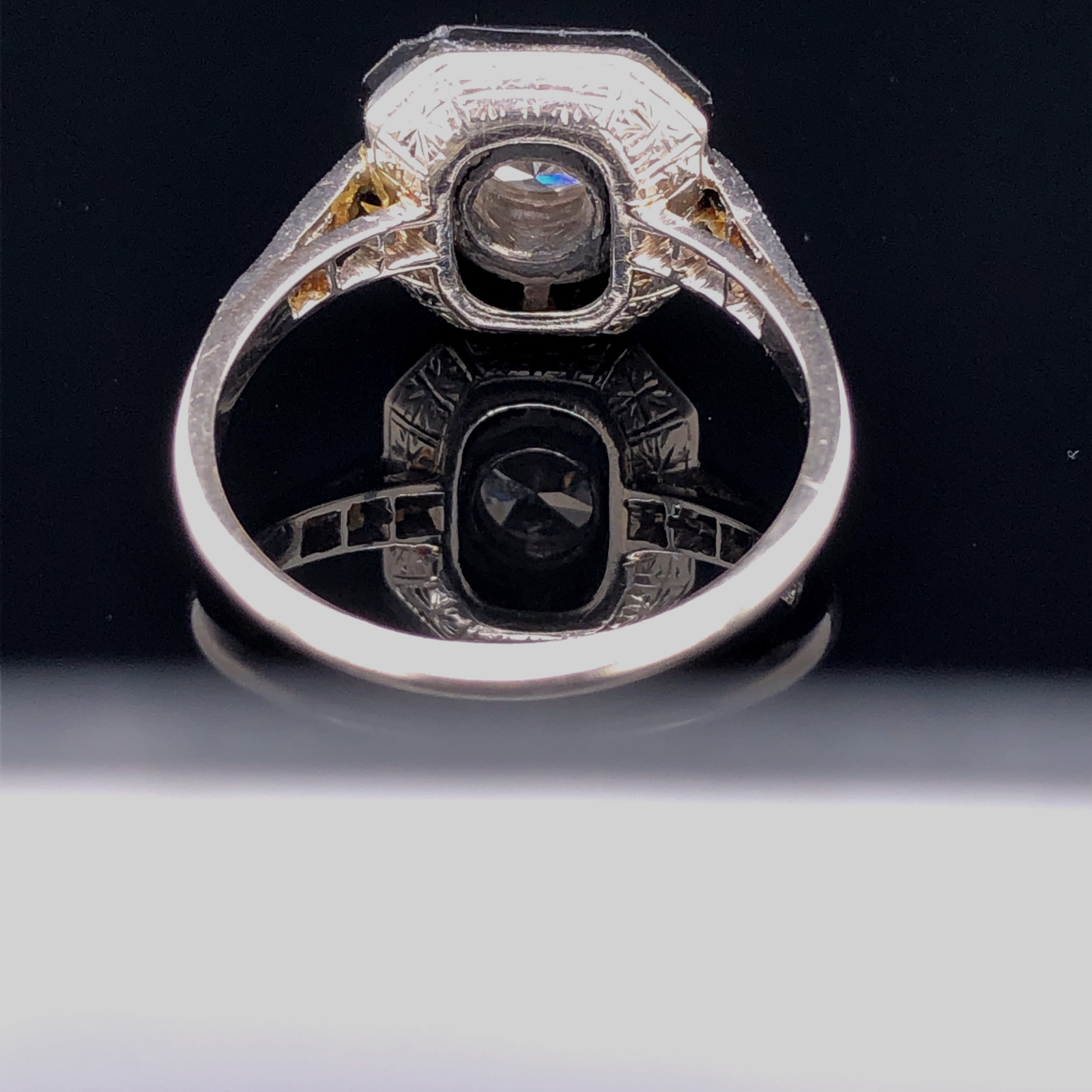 AN ART DECO STYLE DIAMOND AND BLACK ONYX SET 18CT WHITE GOLD RING. THE SINGLE ROUND BRILLIANT CUT TO - Image 4 of 7