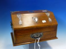 AN EDWARDIAN ELECTROPLATE MOUNTED OAK SMOKERS COMPENDIUM, THE DRAWER OPENING THE SLOPING LID ABOVE A