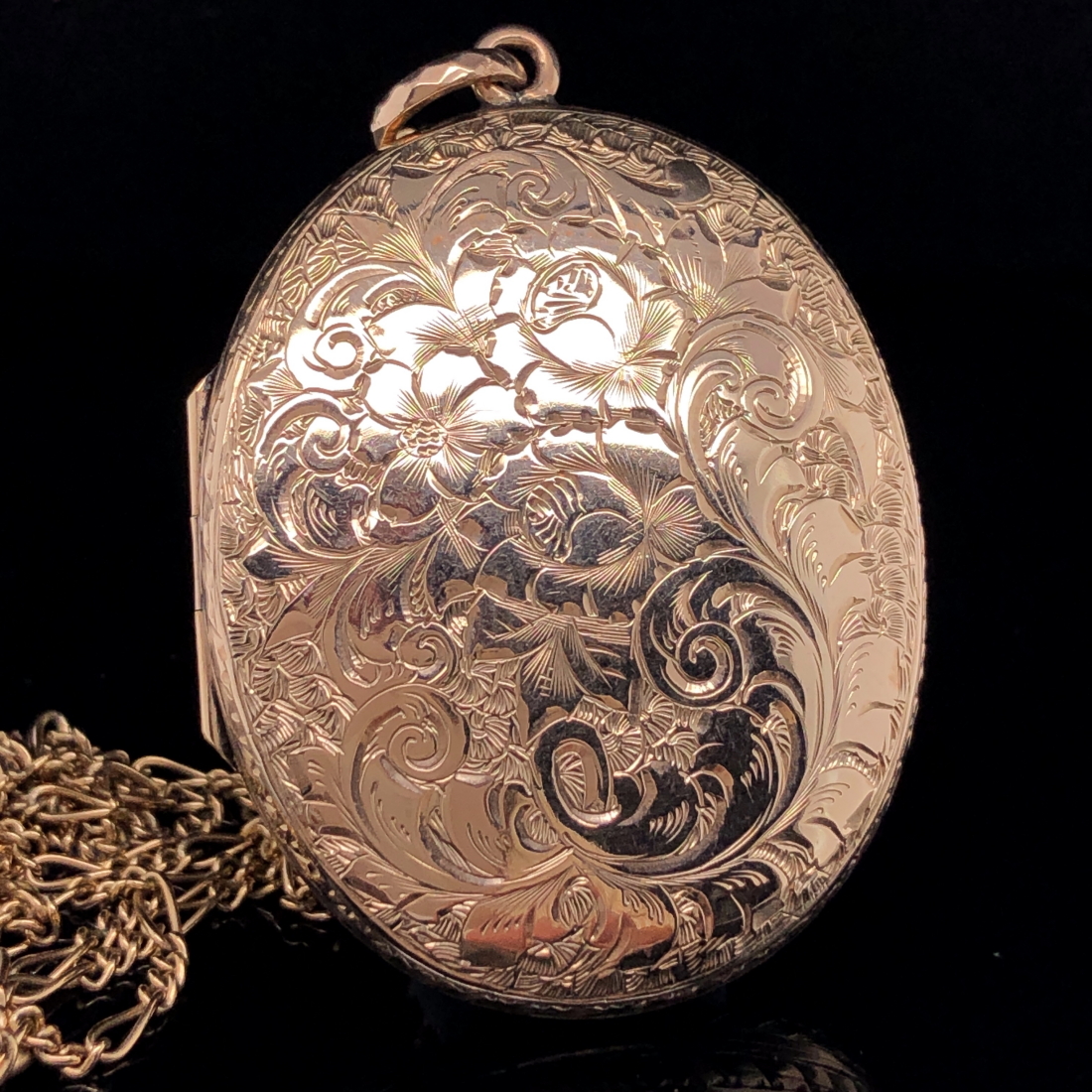 A 9ct GOLD SCROLL ENGRAVED OVAL LOCKET SUSPENDED ON A 9ct GOLD FIGARO STYLE CHAIN. LOCKET - Image 5 of 5