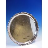 A HALLMARKED SILVER CIRCULAR SALVER WITH EMBOSSED SHAPED RIM, DATED 1978 SHEFFIELD FOR COOPER
