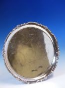 A HALLMARKED SILVER CIRCULAR SALVER WITH EMBOSSED SHAPED RIM, DATED 1978 SHEFFIELD FOR COOPER