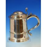 A RARE EARLY QUEEN ANNE HALLMARKED SILVER LIDDED TANKARD, DATED 1713 LONDON, FOR HUMPHREY PAYNE.