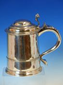 A RARE EARLY QUEEN ANNE HALLMARKED SILVER LIDDED TANKARD, DATED 1713 LONDON, FOR HUMPHREY PAYNE.