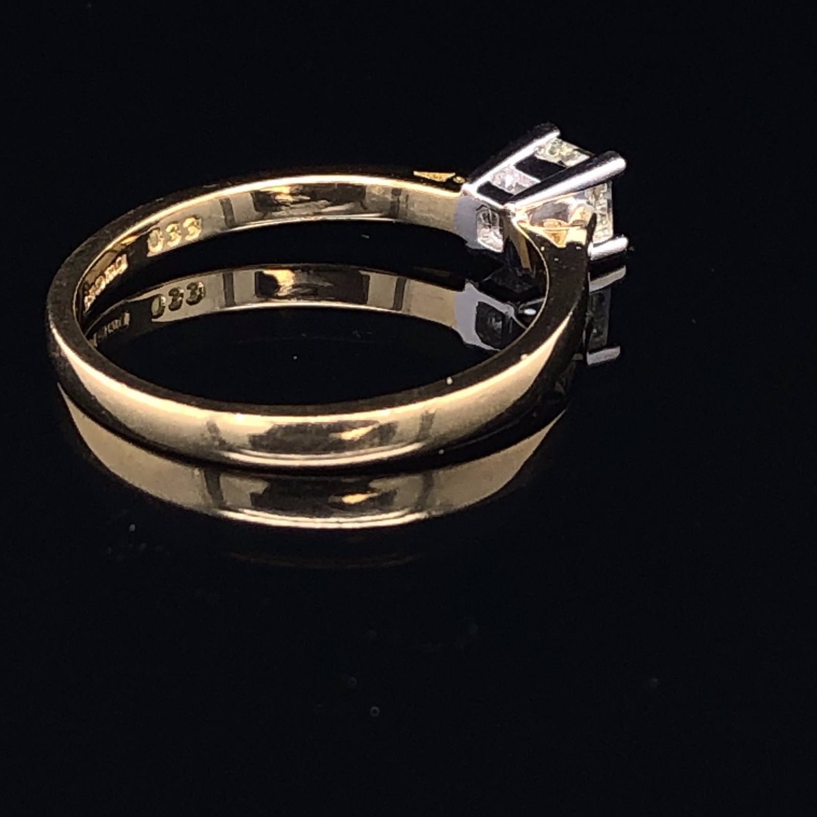 AN 18ct GOLD DIAMOND SINGLE STONE RING. THE PRINCESS CUT DIAMOND WEIGHING APPROX. 0.33ct, IN A WHITE - Image 3 of 3