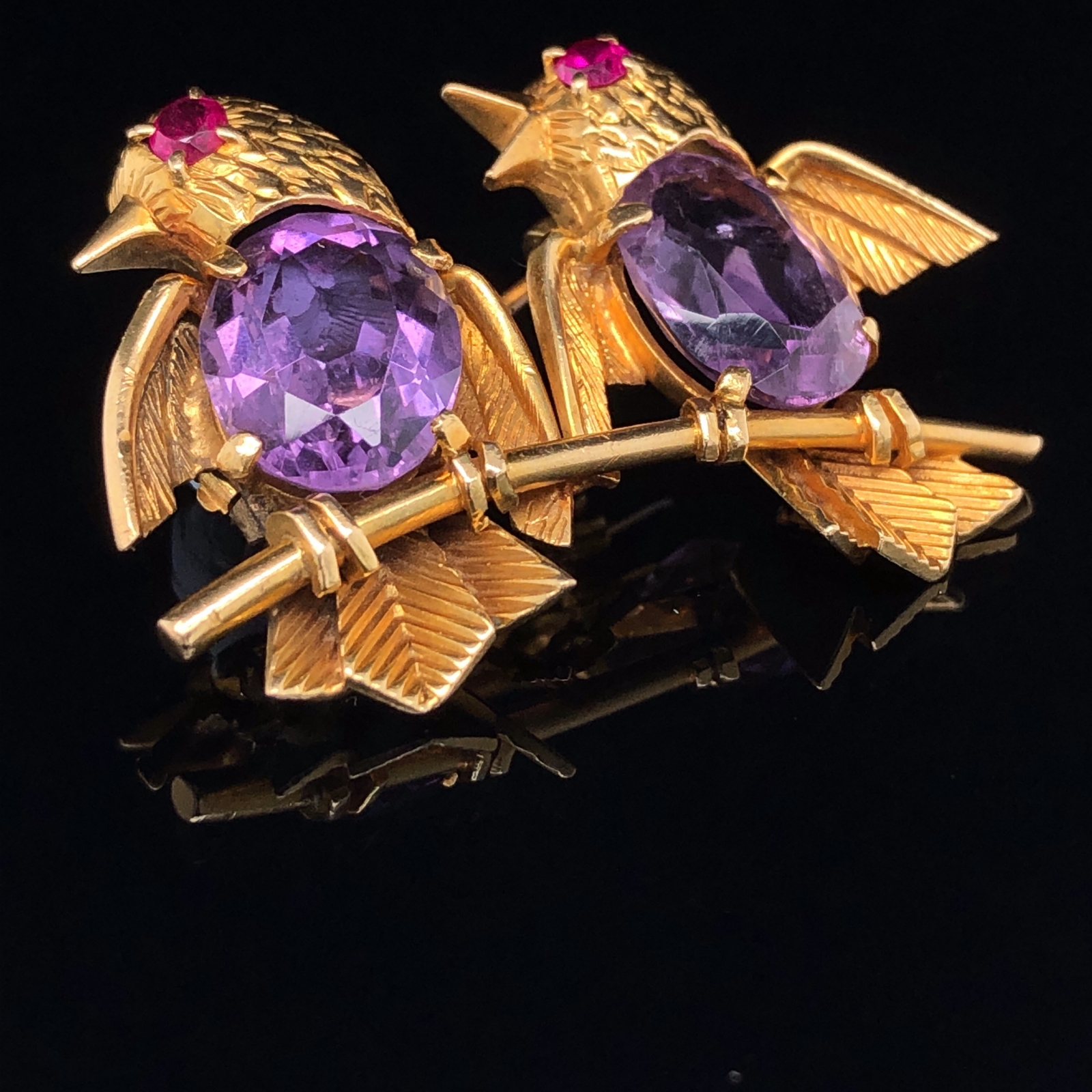 TWO BIRDS ON A BRANCH BROOCH, 18ct GOLD FORMS WITH AMETHYST BODIES AND RUBY EYES. APPROX 4cms X - Image 5 of 6