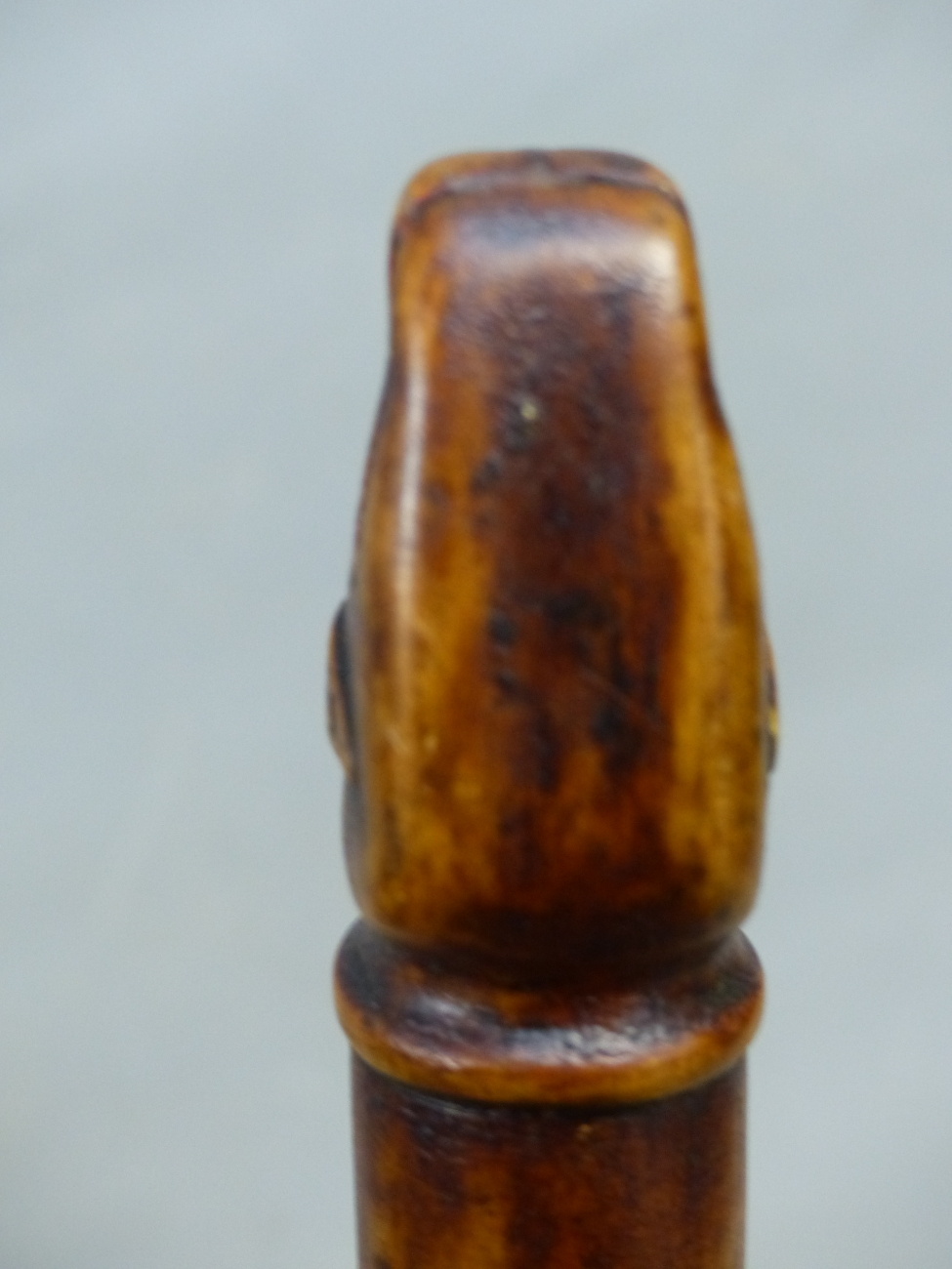 A CARVED WOOD BOAT TILLER HANDLE WITH A DOGS HEAD AT ONE END AND BRASS MOUNT THE OTHER. W 78cms. - Image 12 of 15