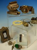 A COLLECTION OF NOVELTY HALLMARKED SILVER AND OTHER ITEMS TO INCLUDE A MODEL STICK TELEPHONE, A