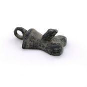 A ROMAN BRONZE PHALLIC PENDANT. H 4cms.