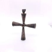 A BYZANTINE WHITE METAL PENDANT CROSS, THE CONICAL ARMS CENTRED BY A CABOCHON. H 5.5cms.