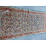 AN ANTIQUE PERSIAN ZIEGLER MAHAL RUG. 210 x 110cms.