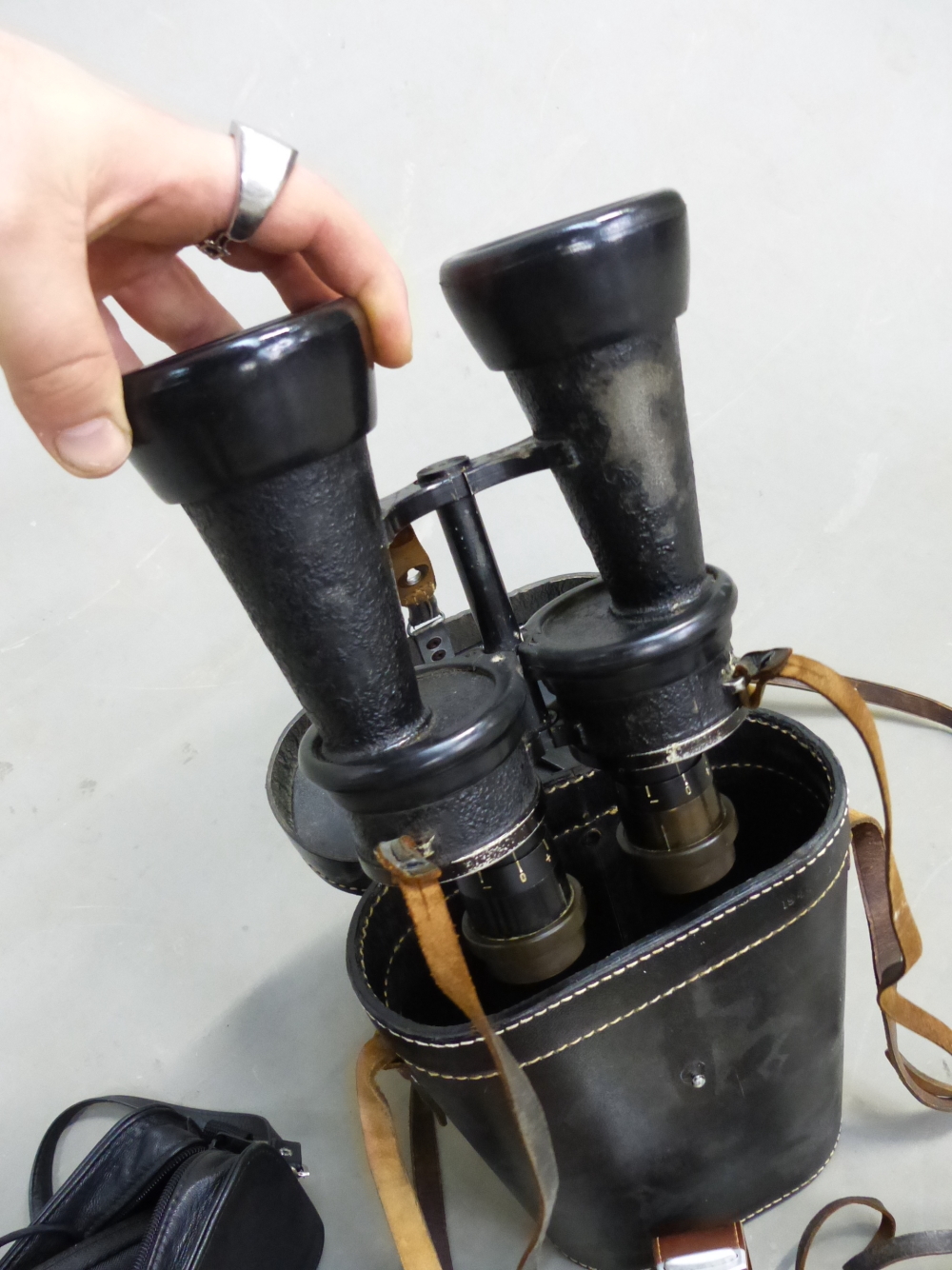 A PAIR OF VINTAGE 7 x 50 BINOCULARS MARKED "BEH" No.453533 (CASED), TOGETHER WITH A PAIR OF - Image 6 of 7