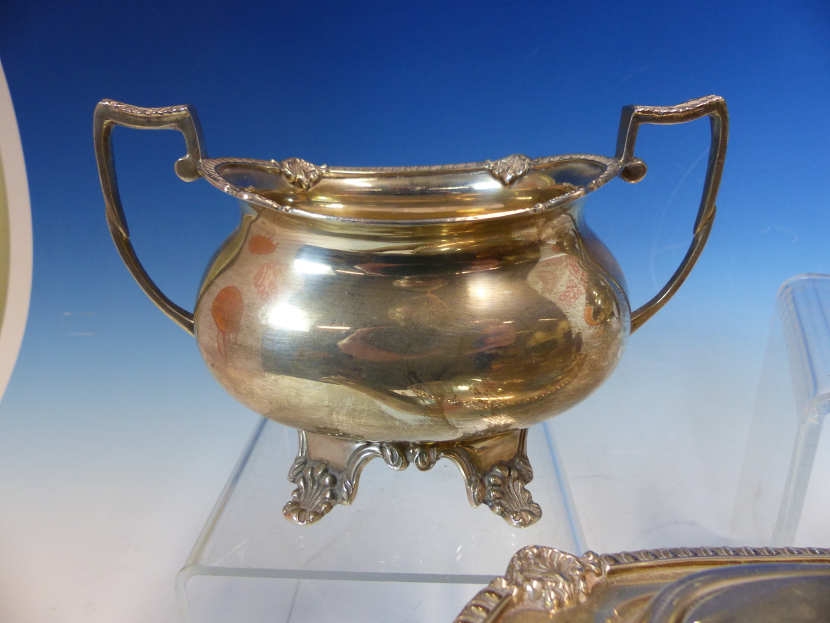 A HALLMARKED SILVER THREE PIECE TEA SET COMPRISING OF A TEAPOT, SUGAR AND CREAMER. DATED 1970 - Image 5 of 15