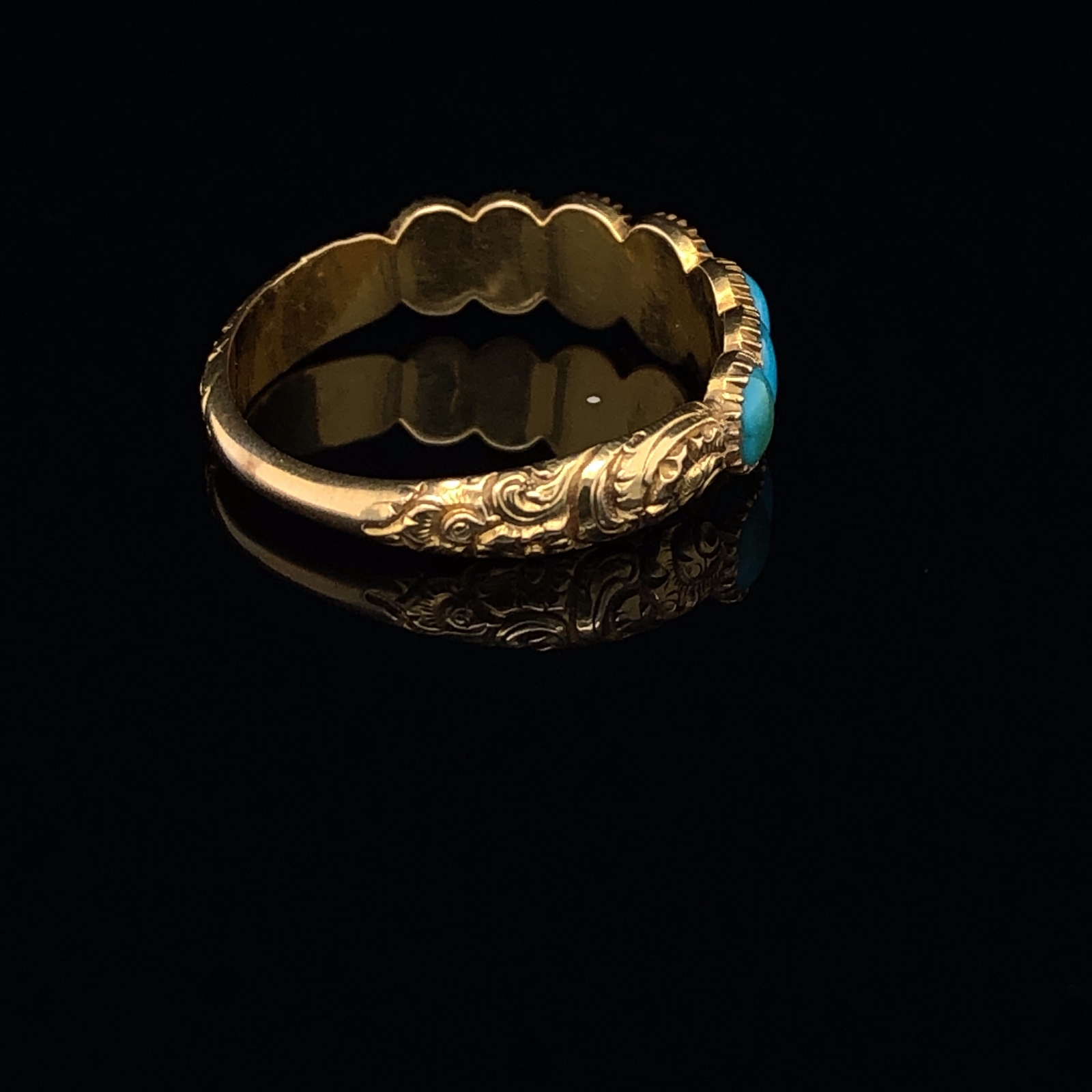 AN ANTIQUE 18ct UNHALLMARKED GOLD AND TURQUOISE GRADUATED HALF HOOP CLOSED BACK RING WITH CARVED - Image 4 of 4