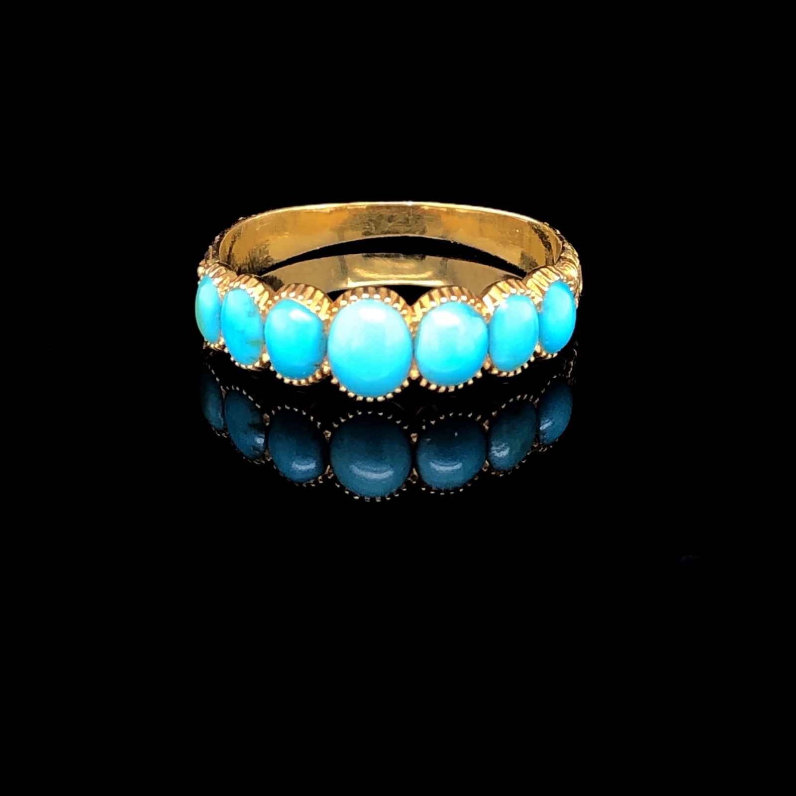 AN ANTIQUE 18ct UNHALLMARKED GOLD AND TURQUOISE GRADUATED HALF HOOP CLOSED BACK RING WITH CARVED - Image 2 of 4