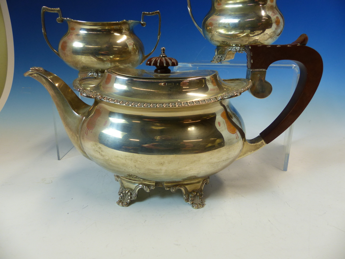 A HALLMARKED SILVER THREE PIECE TEA SET COMPRISING OF A TEAPOT, SUGAR AND CREAMER. DATED 1970 - Image 6 of 15