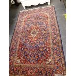 AN ANTIQUE PERSIAN KASHAN RUG. 209 x 129cms.