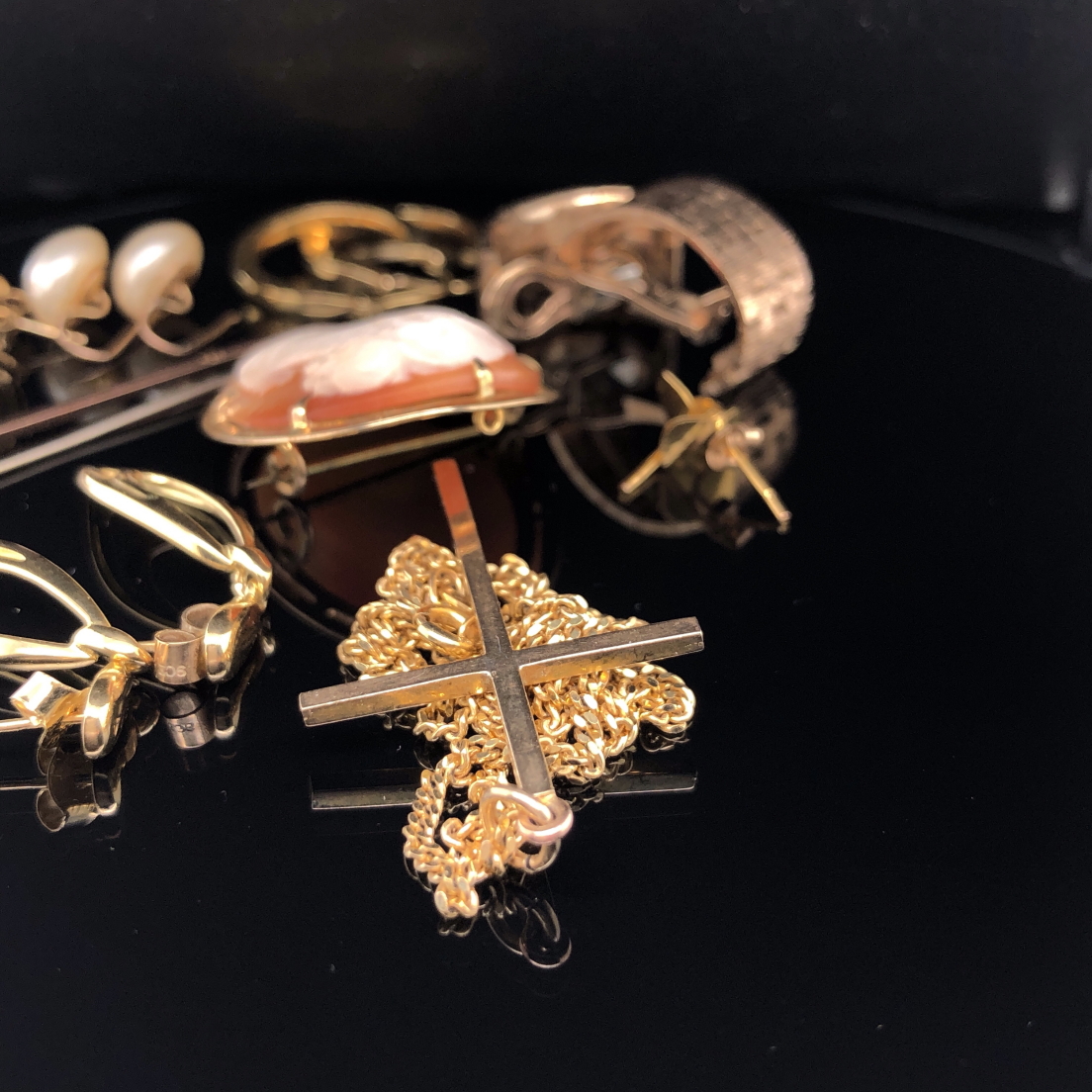 A 9ct STAMPED GOLD CROSS AND CHAIN, A PAIR OF 9ct GOLD BRICK STYLE CLIP ON EARRINGS, A PAIR OF 9ct - Image 4 of 6