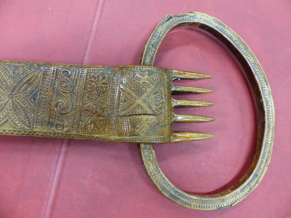 A CARVED FRUIT WOOD DISTAFF HEAD, POSSIBLY 19th C. ANATOLIAN, THE OVAL RING TOP CENTRED BY A COMB - Image 8 of 12