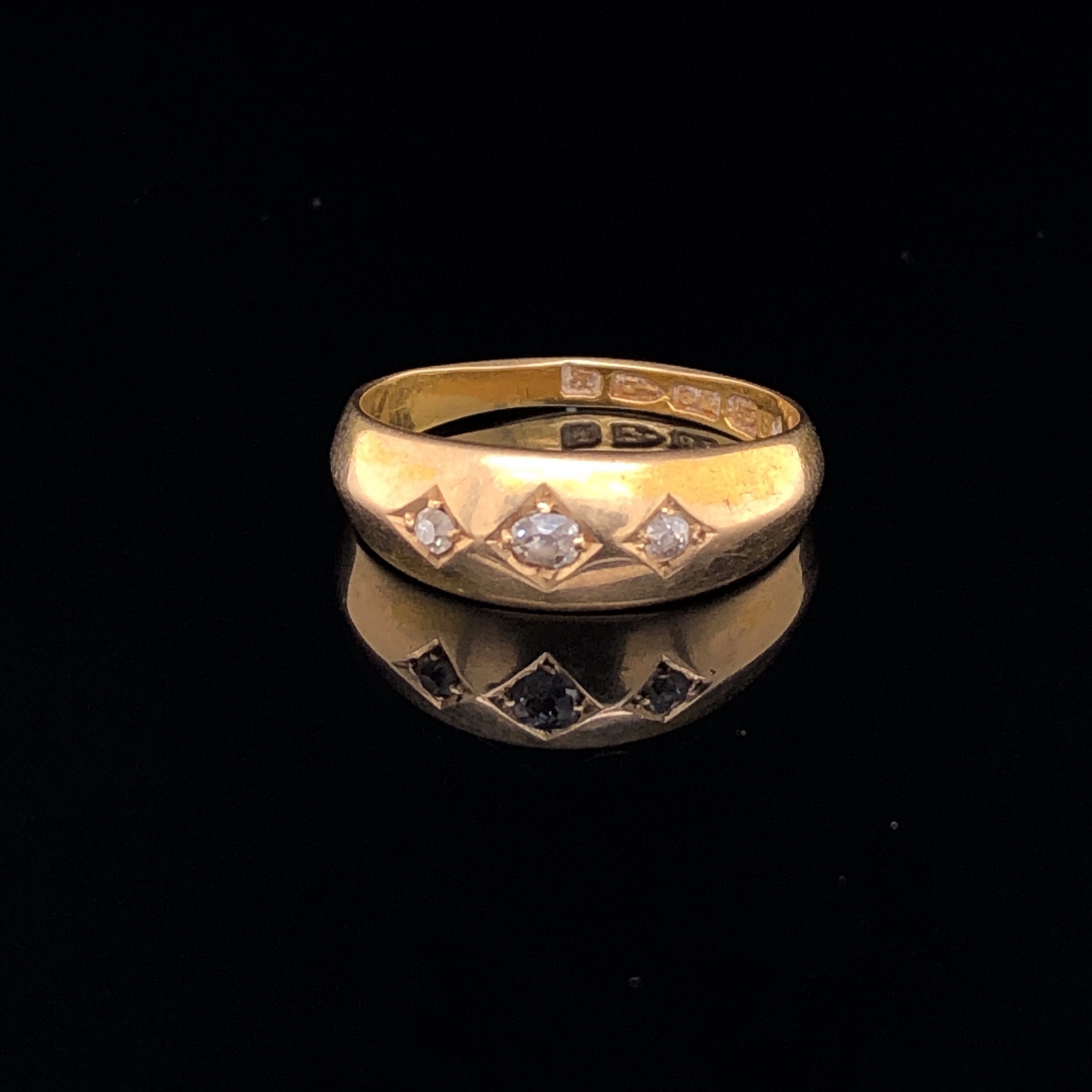 A VICTORIAN 18ct GOLD THREE STONE DIAMOND GYPSY BUMP BAND DATED 1889 CHESTER, FINGER SIZE M. - Image 3 of 4