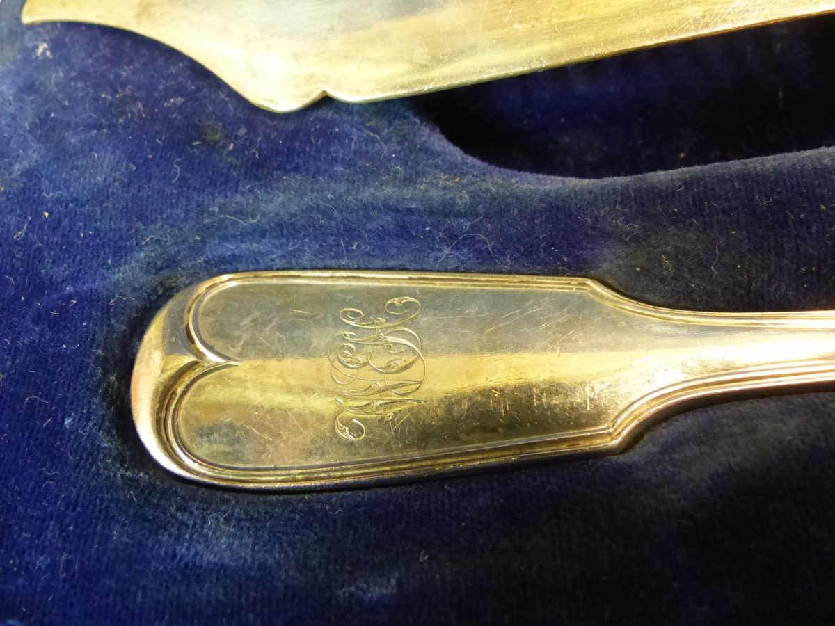 TWO VICTORIAN HALLMARKED SILVER FISH SERVERS CASED TOGETHER DATED 1872- AND 1887. WEIGHT 343grms. - Image 6 of 8