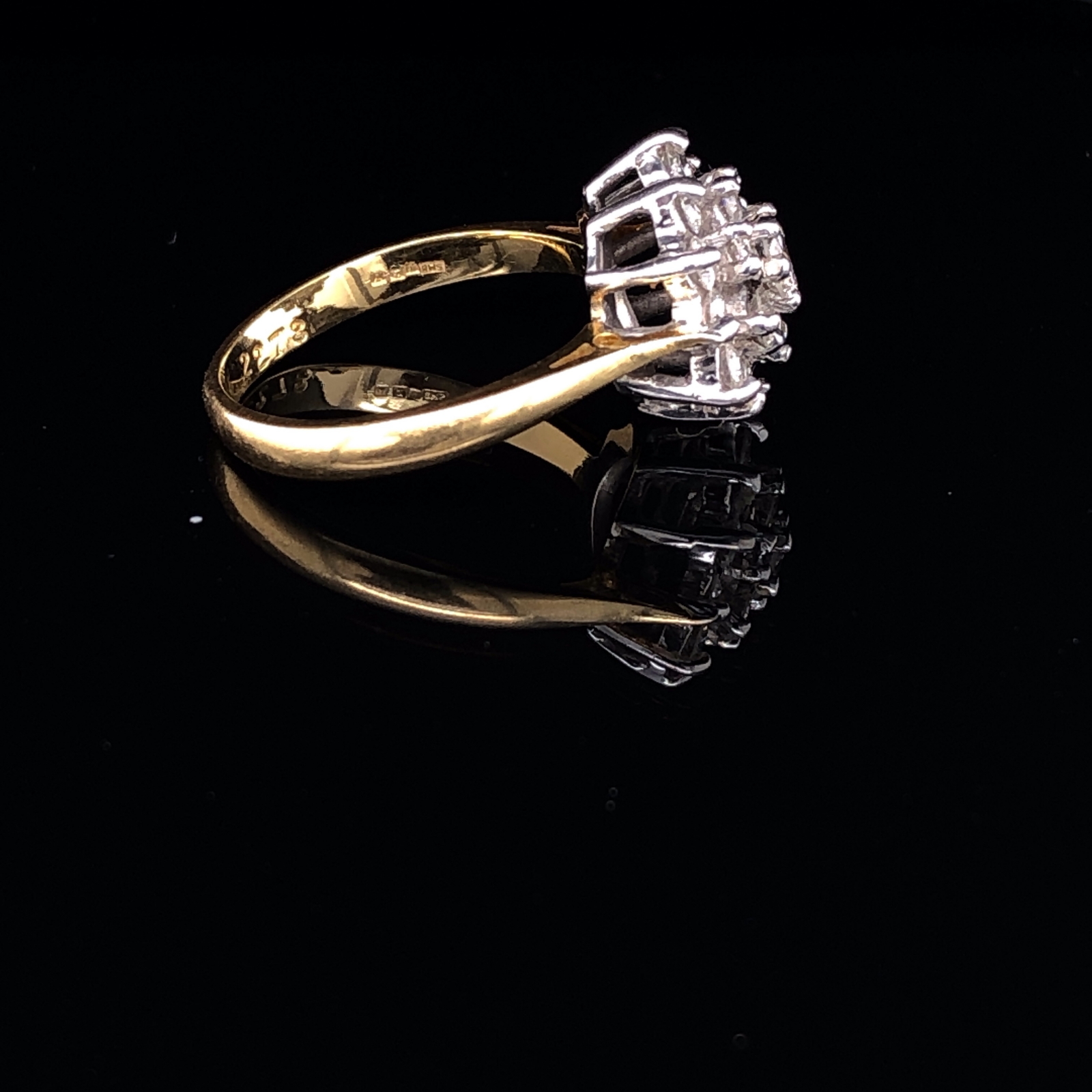 AN 18CT YELLOW GOLD AND TRIPLE TIER DIAMOND CLUSTER RING. SET WITH NINETEEN ROUND BRILLIANT CUT - Image 2 of 4