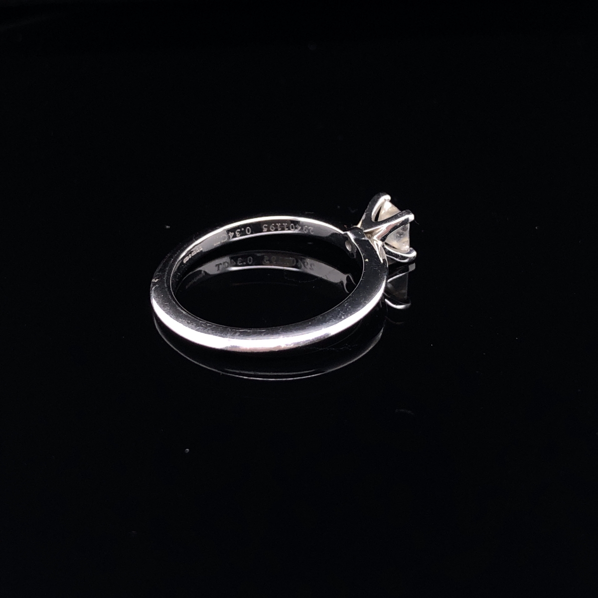 A TIFFANY AND CO PLATINUM AND DIAMOND SOLITAIRE RING. THE PRINCESS CUT DIAMOND IN A FOUR CLAW - Image 6 of 6