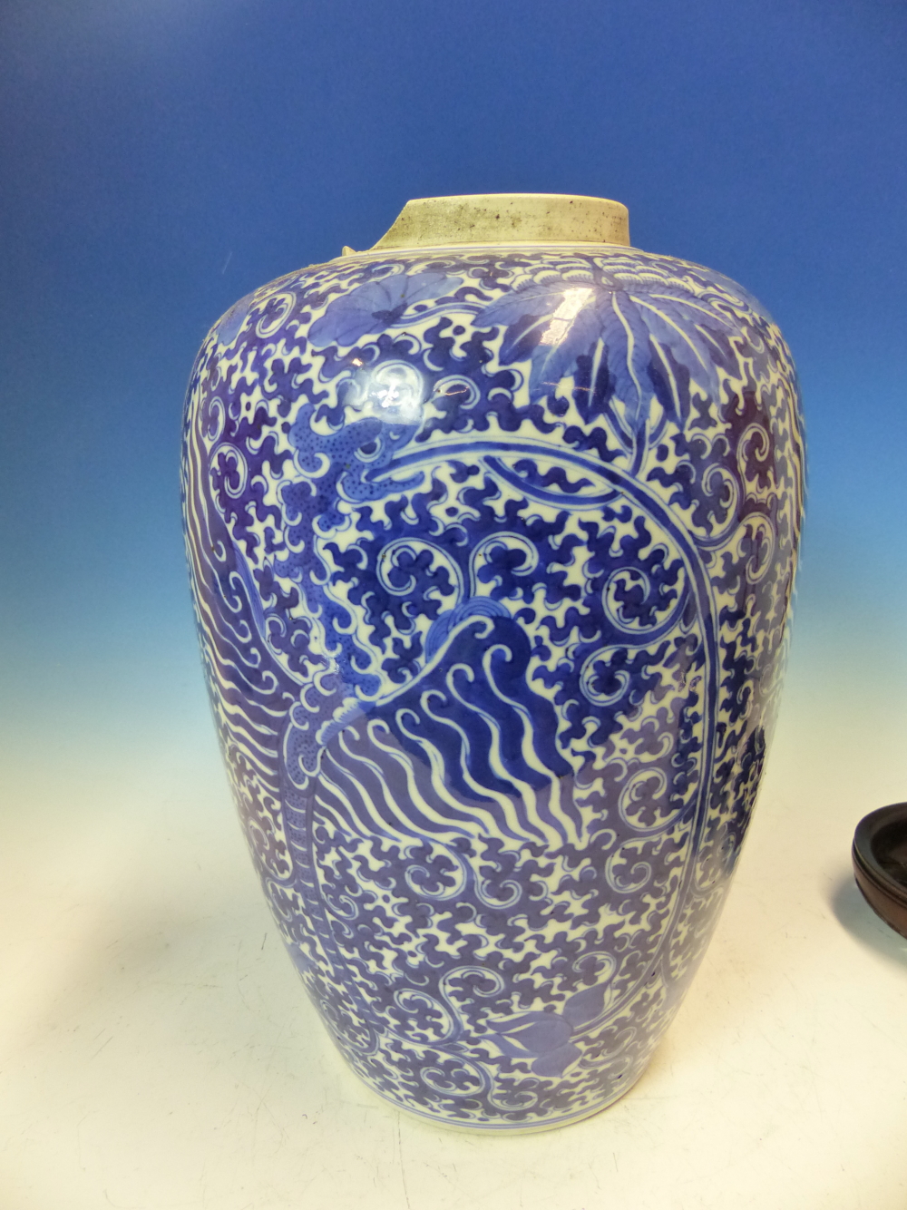 A CHINESE BLUE AND WHITE OVOID JAR, WOOD COVER AND STAND, PAINTED WITH THREE PHOENIX AMONGST - Image 13 of 14