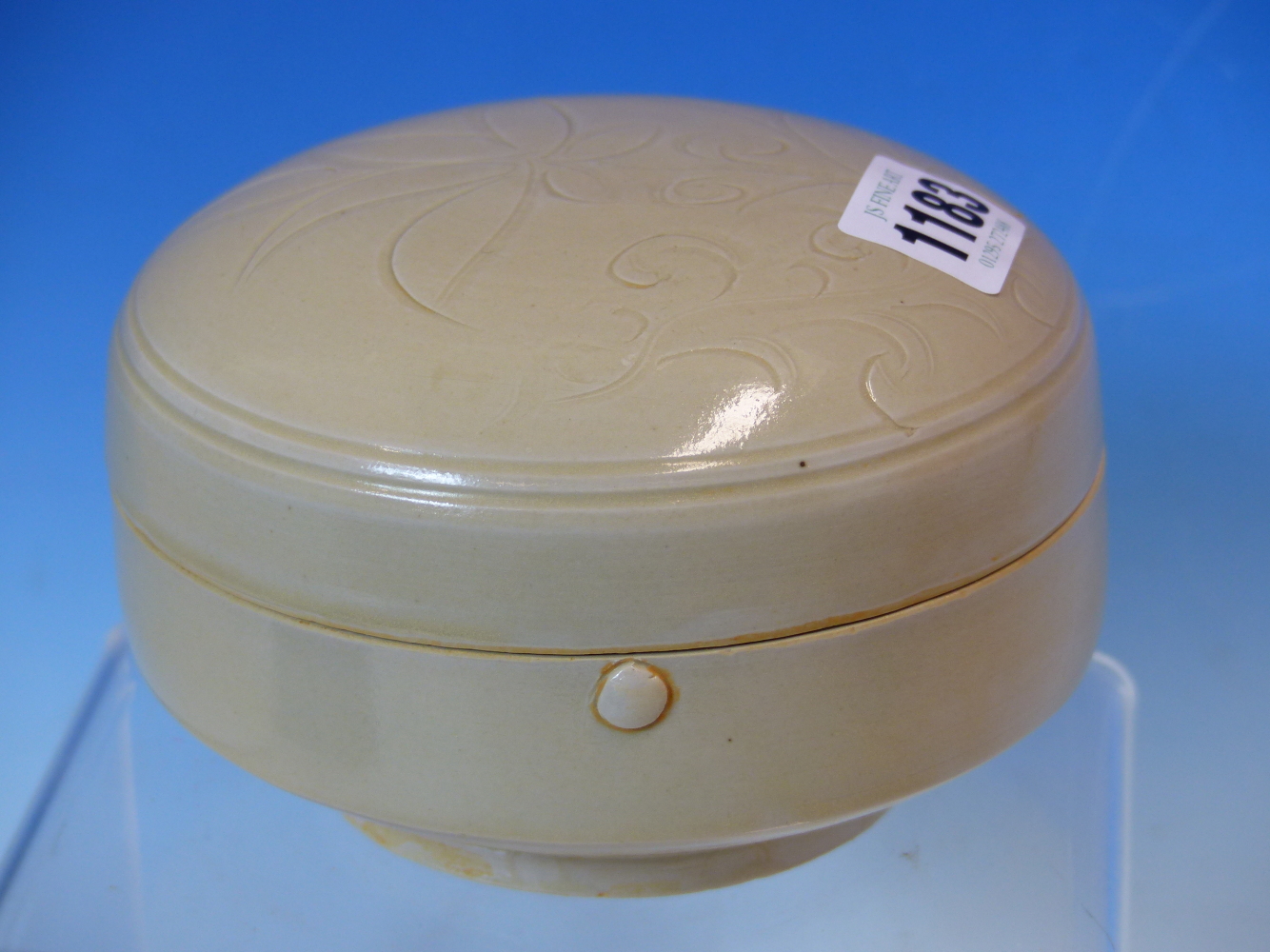 A CHINESE DING WARE BOX AND COVER, THE DOMED LID INCISED WITH LOTUS FLOWERS. Dia. 13.5cms. - Image 2 of 6