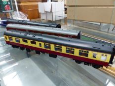 ACCUCRAFT. A RAKE OF THREE GAUGE 1 MAROON BRAKE, MAROON BUFFET AND MAROON AND CREAM REST WAGON (3).