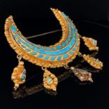 AN UNHALLMARKED 18ct GOLD AND TURQUOISE CRESCENT BROOCH WITH ARTICULATED PENDANT DROPS. GROSS WEIGHT