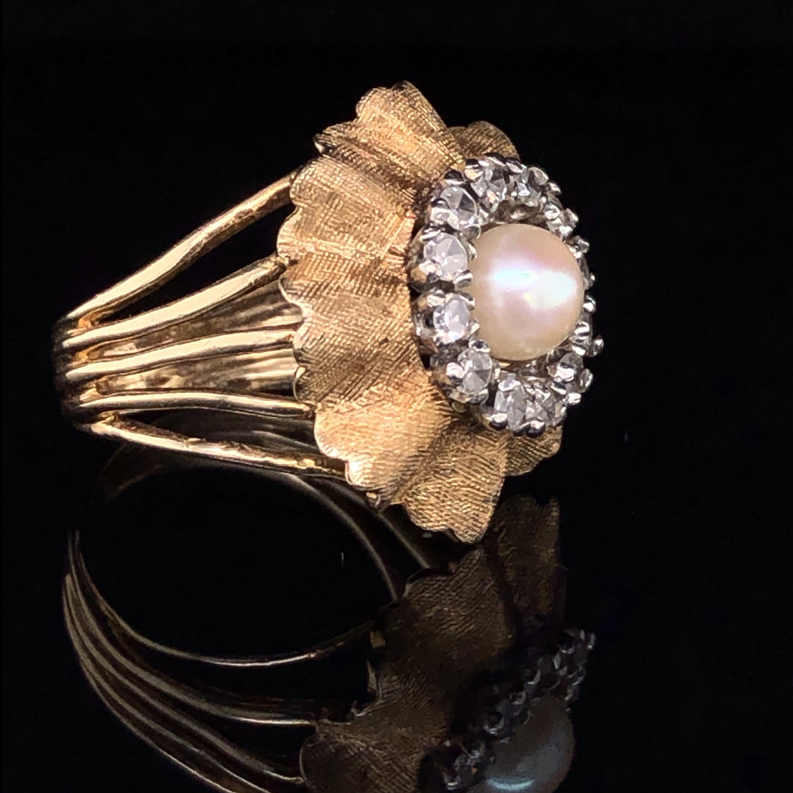 A 14ct GOLD PEARL AND DIAMOND VINTAGE RING. A SINGLE CULTURED PEARL SITS IN THE CENTRE OF A HALO - Image 2 of 7