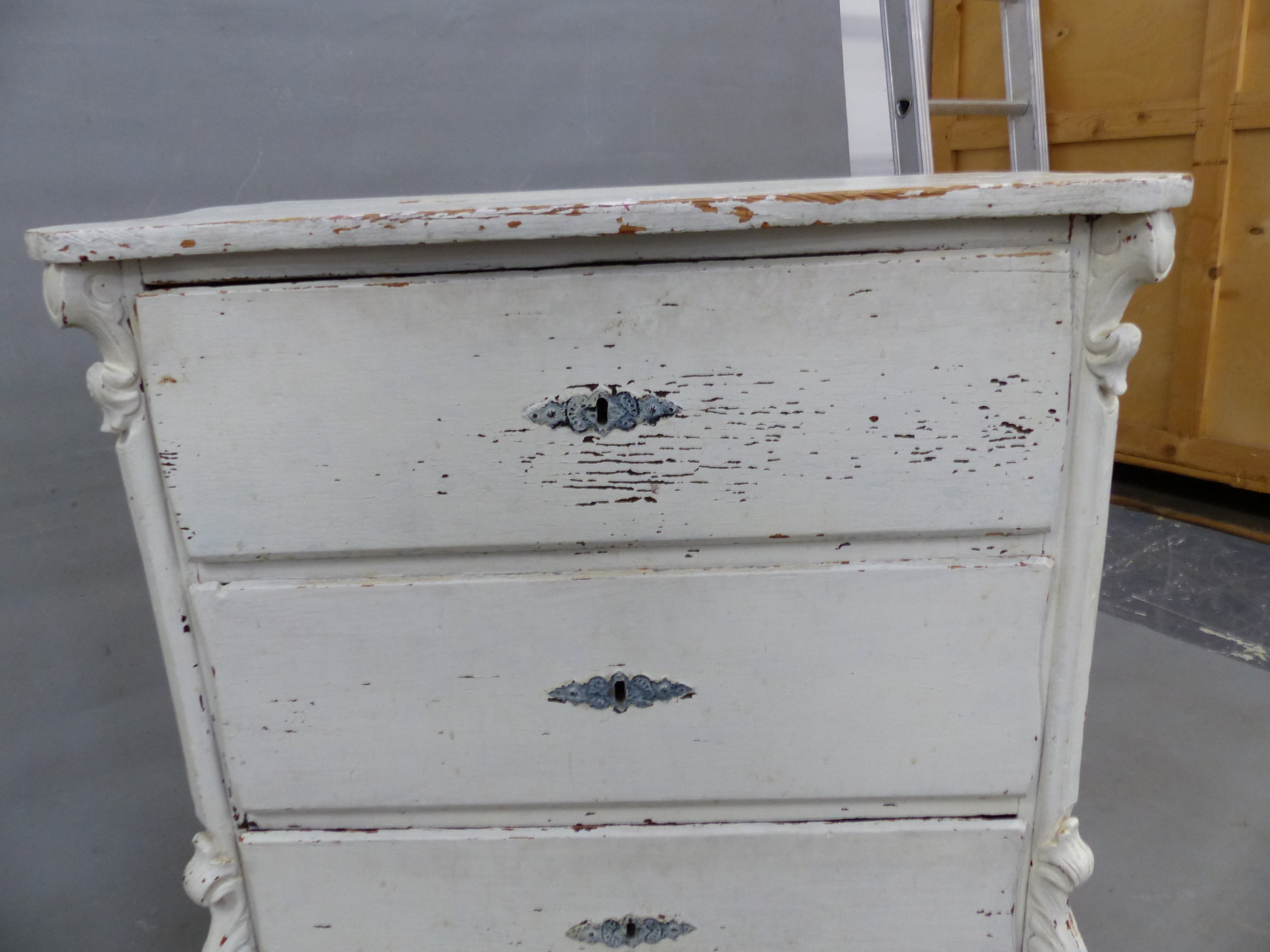 A 19th C. PAINTED PINE CHEST OF THREE DRAWERS BELOW A SERPENTINE FRONTED TOP AND ON FOLIATE CARVED - Image 4 of 10
