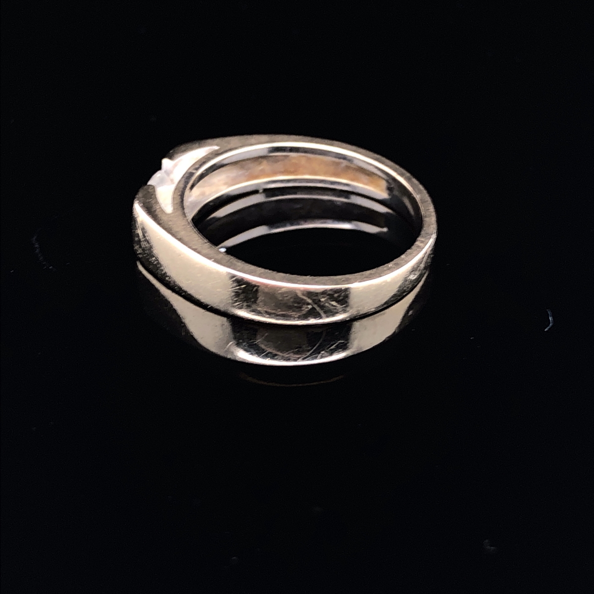 AN UNHALLMARKED 18ct GOLD AND DIAMOND RING. THE CENTRAL DIAMOND APPROX. ESTIMATED WEIGHT 0.28ct, - Image 2 of 3