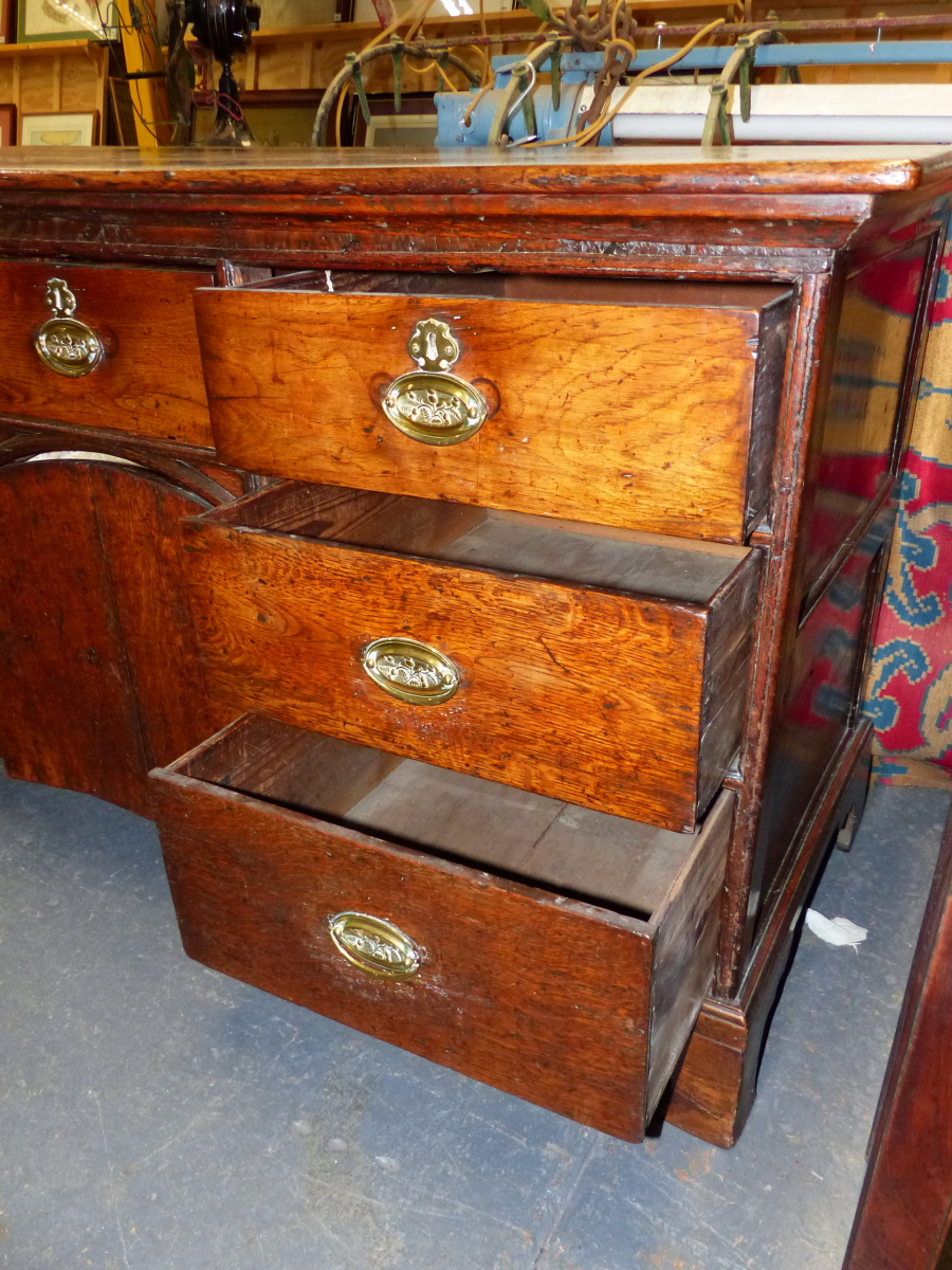 AN 18th C. OAK DRESSER BASE, A CENTRAL DRAWER AND ROUND ARCHED TOPPED CUPBOARD DOOR BELOW THE - Image 5 of 7