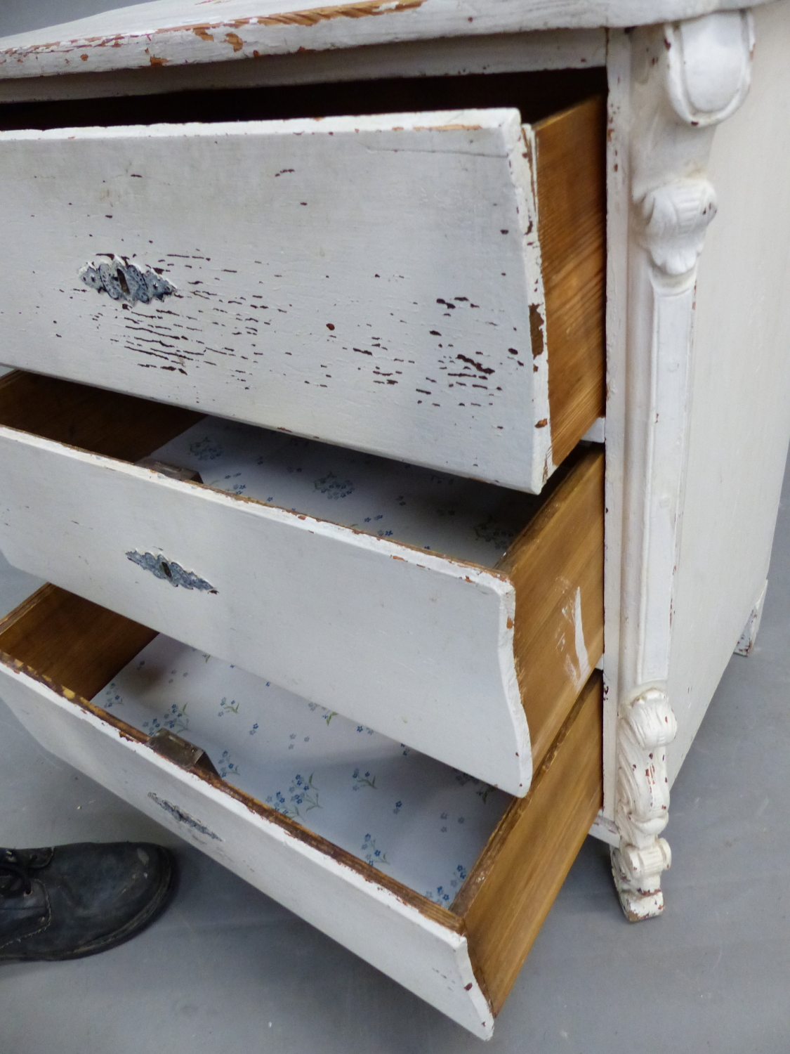 A 19th C. PAINTED PINE CHEST OF THREE DRAWERS BELOW A SERPENTINE FRONTED TOP AND ON FOLIATE CARVED - Image 6 of 10