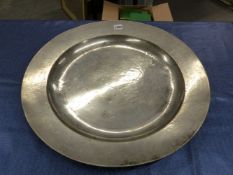 AN 18th C. PEWTER CHARGER, THE REVERSE RIM WITH THE LONDON PEWTERERS TOUCH MARK S T. Dia. 56cms.