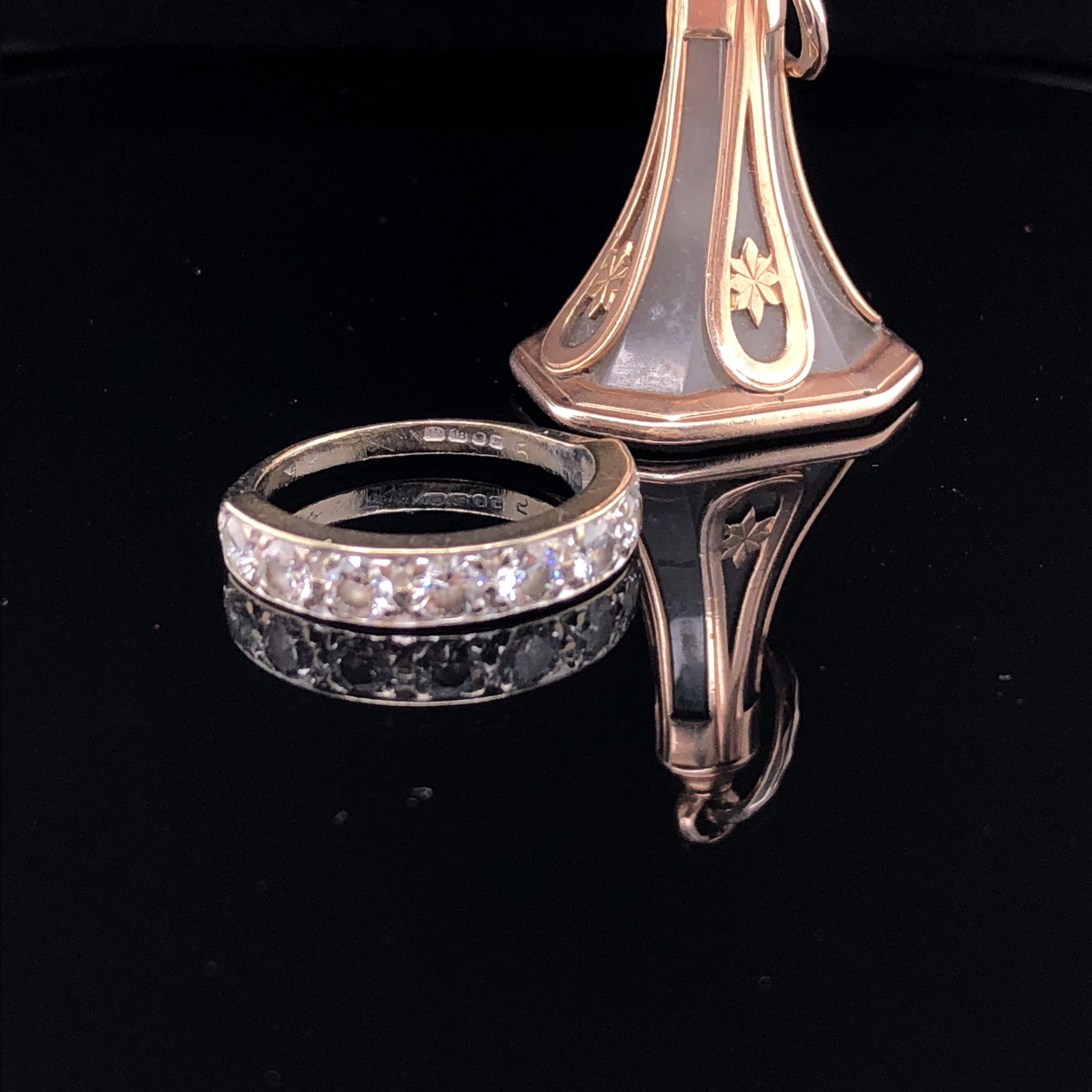 AN 18ct WHITE GOLD GRAIN SET EIGHT STONE DIAMOND HALF ETERNITY RING. FINGER SIZE M1/2, WEIGHT 3. - Image 4 of 4