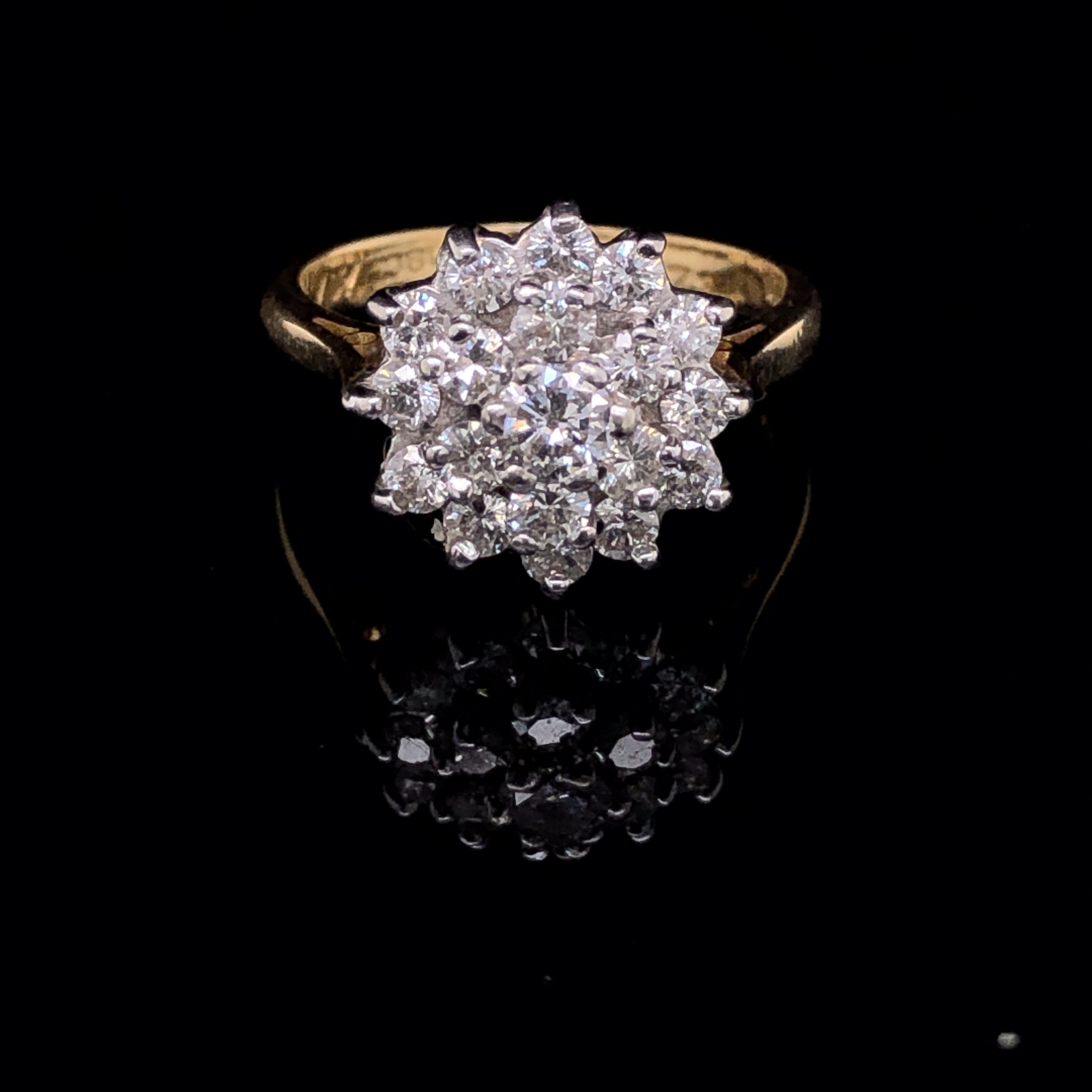 AN 18CT YELLOW GOLD AND TRIPLE TIER DIAMOND CLUSTER RING. SET WITH NINETEEN ROUND BRILLIANT CUT - Image 4 of 4