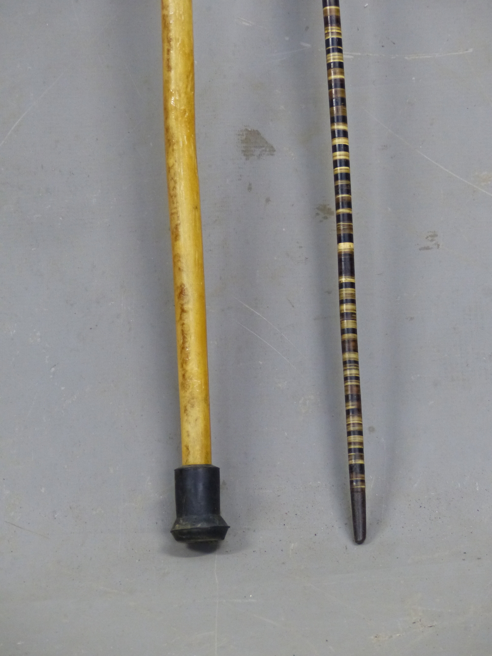 A HORN WALKING STICK OF AMBER HUE TOGETHER WITH A WALKING CANE FORMED OF HORN IN BANDS OF COLOURS - Image 2 of 9